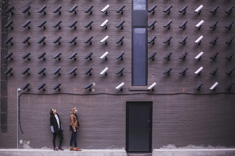 Da li sigurnost i privatnost idu zajedno: prednosti i nedostaci sigurnosnih kamera