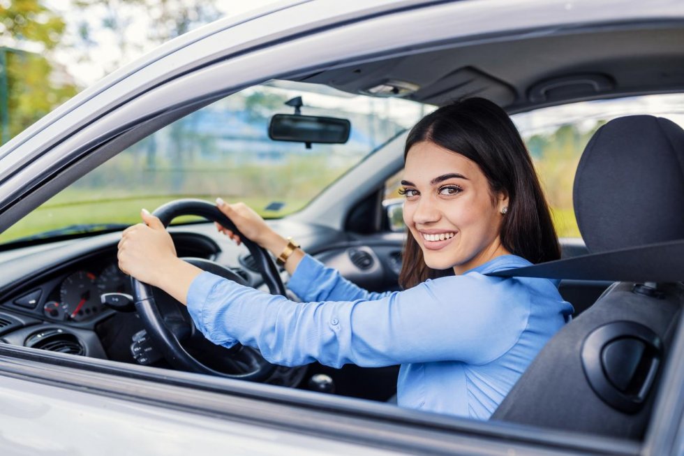 O estrogenu ovisi kako će žena voziti auto i izgledati